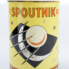 Close-up view of logo on Spoutnik Bierworstjes Cigares Salami Tin